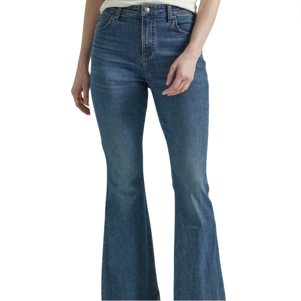 NWT✨ LEE women’s size 8 Heritage High Rise Flare jean with raw hem
